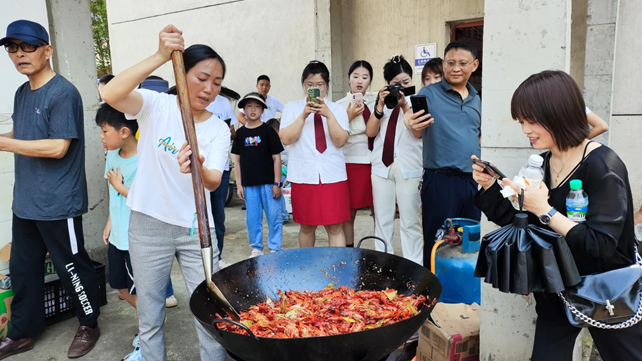 香气扑鼻的同田清水小龙虾即将出锅 （付文 摄）