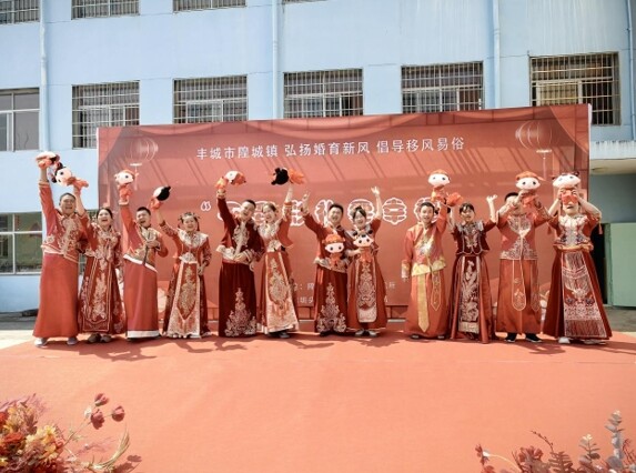 集体婚礼现场 （周维和 摄）