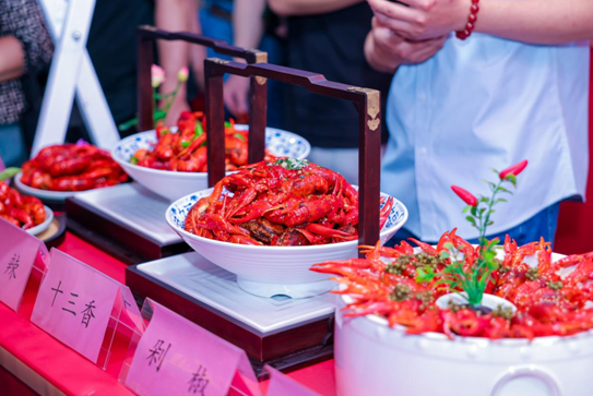 各种口味的吉水清水龙虾 （付文 摄）